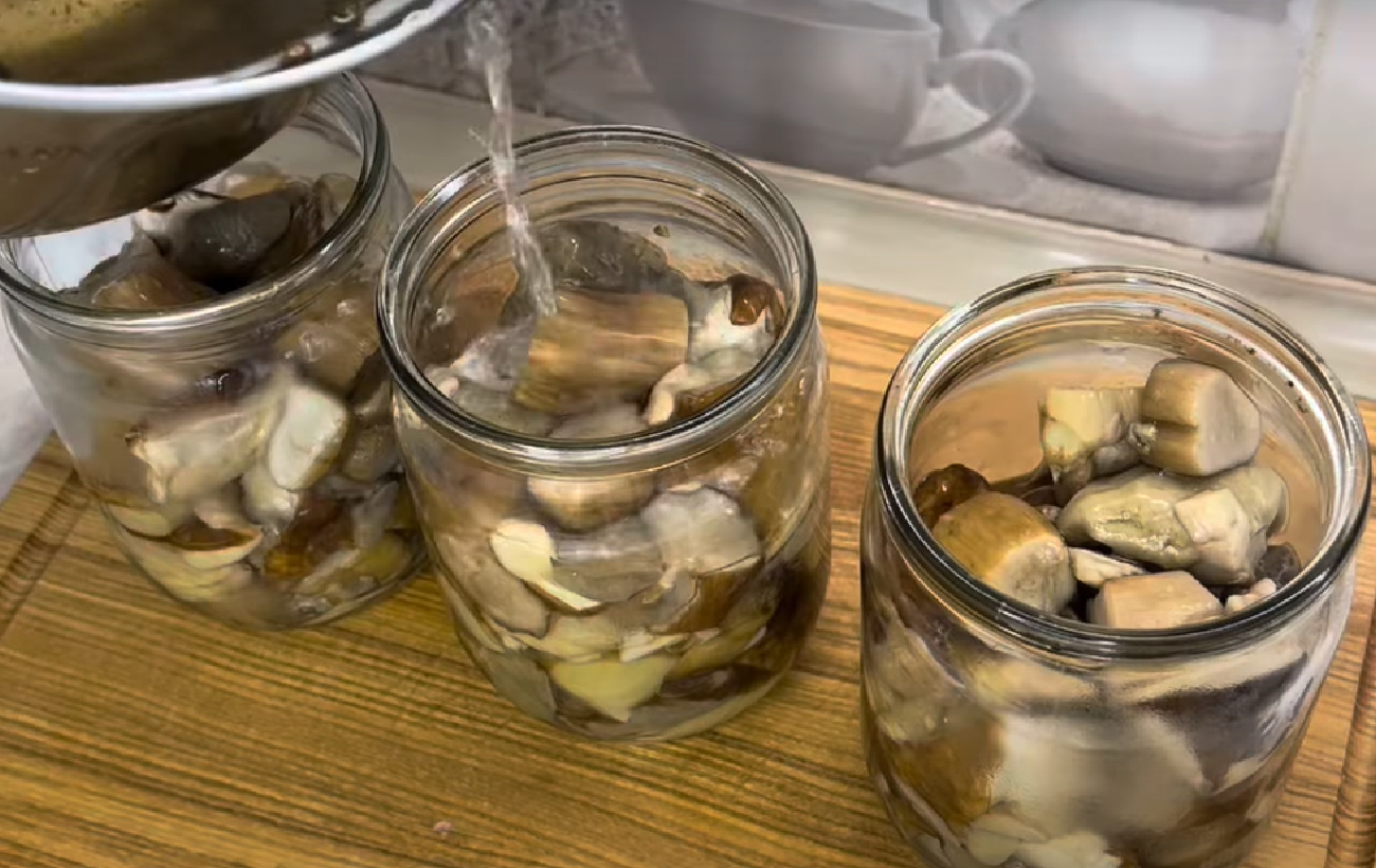 Маринованные грибочки на зиму: рецепт идеальной закуски к праздничному столу